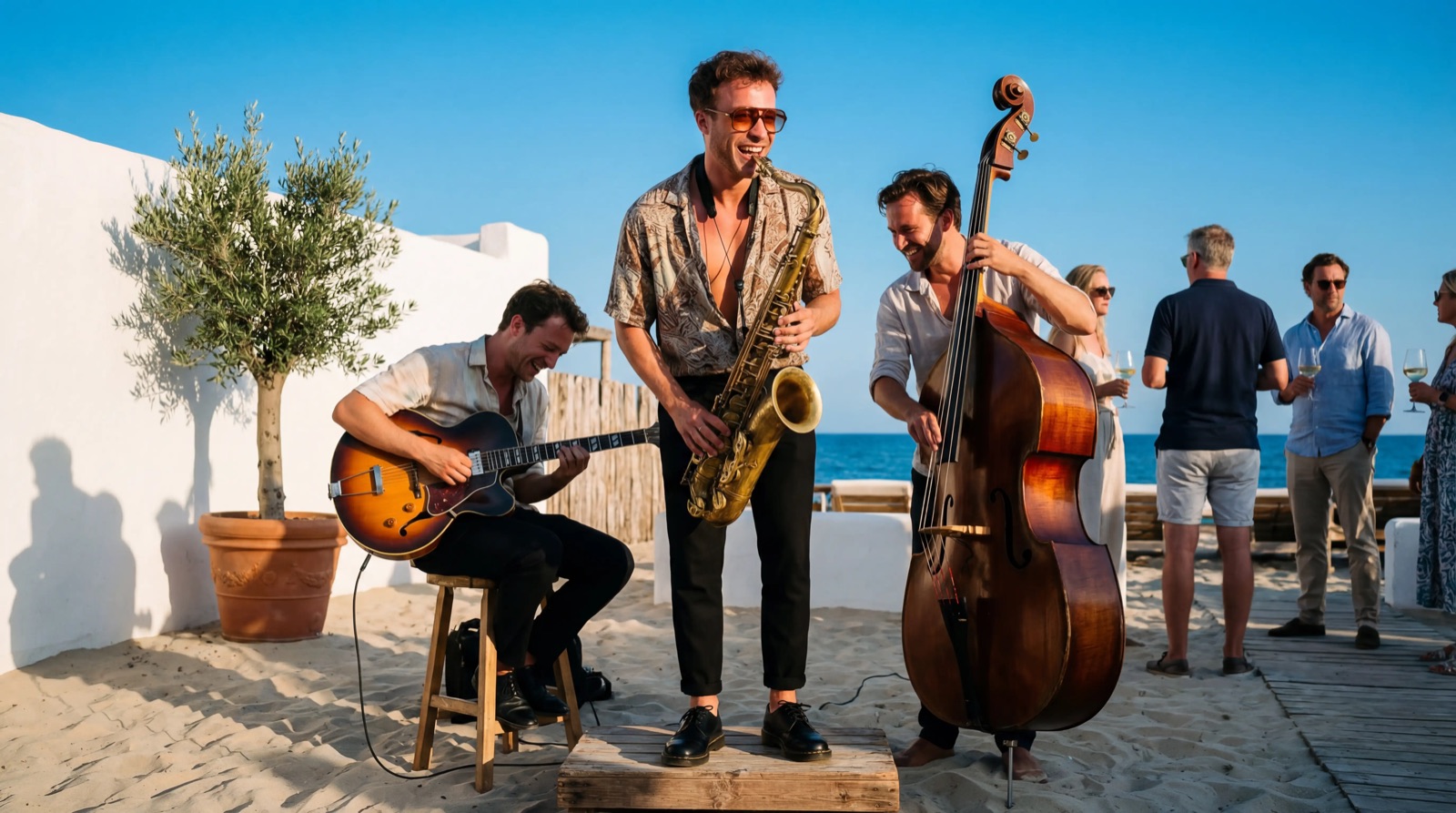 Quincy Calling Trio spielt am Strand bei goldenem Abendlicht für Gäste